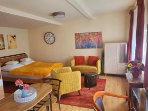 Secret Garden Apartman في بودابست: غرفة نوم مع سرير وغرفة معيشة