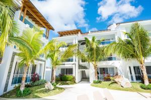 - une vue sur l'extérieur d'un bâtiment blanc avec des palmiers dans l'établissement Estrella Dominicus Ekskluzywny Apartament ,,Bajeczny Widok,,, à La Laguna