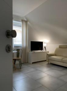 ein Wohnzimmer mit einem Sofa und einem TV in der Unterkunft The View 22 in Cerklje na Gorenjskem