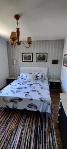 een slaapkamer met een bed en een tapijt bij Casa El Rostro in Aldeadávila de la Ribera