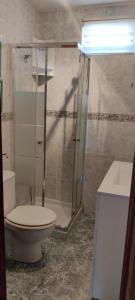 een badkamer met een toilet en een glazen douche bij Casa El Rostro in Aldeadávila de la Ribera
