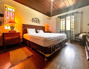 Uma cama ou camas num quarto em Sitio Del Serrans c lazer completo em Guararema SP