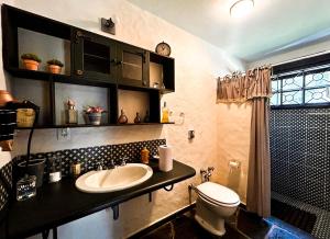 A bathroom at Sitio Del Serrans c lazer completo em Guararema SP