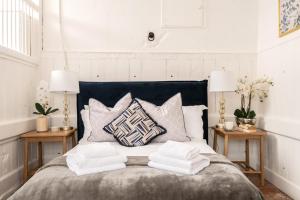 Postel nebo postele na pokoji v ubytování The Stable—Historic Property in Downwood Vineyard