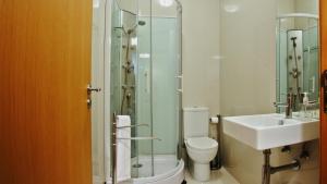 y baño con ducha, aseo y lavamanos. en Spot Apartments Sao Bento, en Oporto