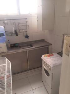 a small kitchen with a sink and a washing machine at Joia Centro Manaus - Apartamento in Manaus