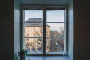 una finestra con vista su un edificio di Cozy City Studio by tram and bus stops a Helsinki
