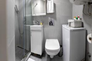 een witte badkamer met toilet en douche bij Natalie's Inn in Belgrado +32 foto's