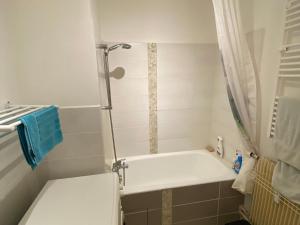 y baño pequeño con bañera y ducha. en Studio Méaudre, 1 pièce, 6 personnes - FR-1-737-77 en Méaudre