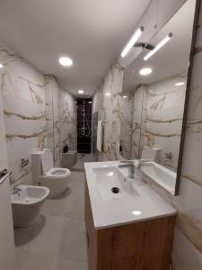 La salle de bains est pourvue de 2 lavabos, de toilettes et d'un miroir. dans l'établissement 1 Mijas Apartment, à Mijas