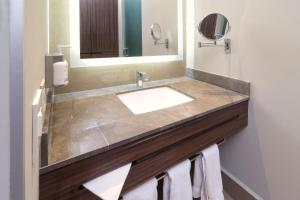 y baño con lavabo y espejo. en Holiday Inn Express & Suites Monterrey Valle, an IHG Hotel en Monterrey