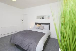 A bed or beds in a room at Derby central 4 bed house - Free parking