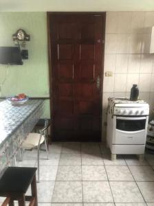 Virtuvė arba virtuvėlė apgyvendinimo įstaigoje Casa próximo a praia com churrasqueira e ar condicionado!