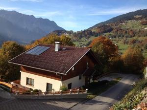 une maison dotée d'un toit avec des panneaux solaires dans l'établissement Haus Schröer, à Schruns