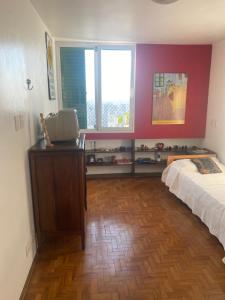 1 Schlafzimmer mit 2 Betten und einem Tisch mit einem Laptop in der Unterkunft Conforto próximo à Paulista e Hospital das Clínicas in São Paulo