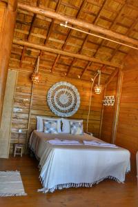 1 dormitorio con 1 cama en una habitación de madera en Casa na praia - Chalet Paraiso Canoa, en Canoa Quebrada
