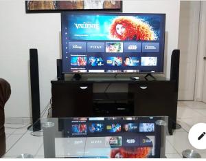 โทรทัศน์และ/หรือระบบความบันเทิงของ Casa con alberca compartida Netflix Disney + Amazon TV