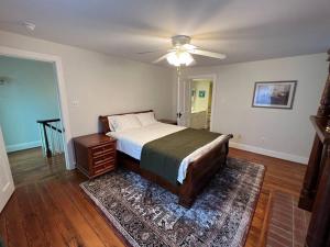 1 dormitorio con 1 cama y ventilador de techo en Old Red in downtown Culpeper VA, en Culpeper
