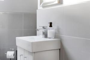 a white bathroom with a sink and a toilet at Beautiful 2 Bedroom Cottage in Oxton in Oxton +29 photos