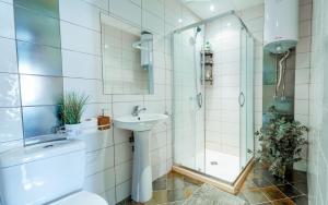 Koupelna v ubytování Large 2-bedroom apt near ski road, 5 min to Gondola & Bar Street