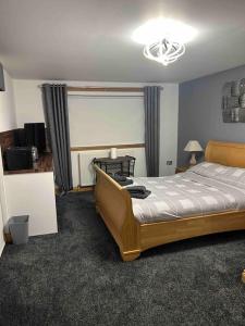 101 Scotia Rooms : غرفة نوم فيها سرير وتلفزيون