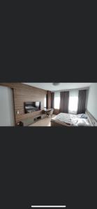 - une vue sur une chambre avec un lit et un miroir dans l'établissement Hotel Rile Men Blue, à Niš