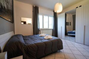 1 dormitorio con 1 cama grande en una habitación en Dimora Lucchese, en Lucca