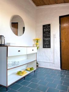 艾塞薩的住宿－Monoambiente Noah，厨房配有带镜子的柜台和桌子