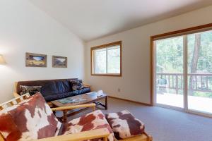 sala de estar con sofá y mesa en The Cabins at Filoha Meadows en Redstone