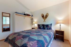 una camera da letto con un letto con un piumone colorato di The Cabins at Filoha Meadows a Redstone