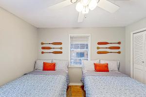 1 dormitorio con 2 camas y ventilador de techo en Secluded Paradise, en San Augustine
