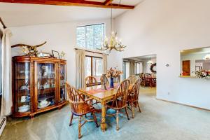 - une salle à manger avec une table et des chaises en bois dans l'établissement Antler & Pine, à South Lake Tahoe