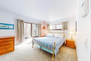 南太浩湖的住宿－Antler & Pine，一间卧室设有一张床和两个窗户。