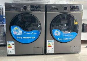 zwei Waschmaschinen in einem Laden mit Schildern drauf in der Unterkunft RESIDENCE LINO LE BENGUISTE in Jaunde