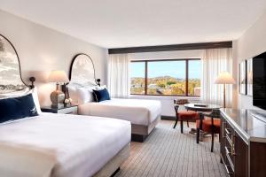 Una habitación de hotel con dos camas y una ventana. en Omni Charlottesville Hotel, en Charlottesville