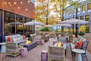 un patio con sillas, mesas y hogueras en Omni Charlottesville Hotel, en Charlottesville