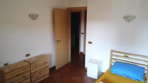Habitación con cama, vestidor y pasillo. en Corte degli Artisti, en Sedegliano