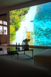 una sala de estar con una gran imagen del océano en Design Loft - 200qm2 - Heimkino - Bestlage - Parkplatz, en Wiesbaden