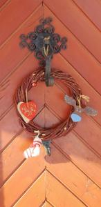 Zajček Apartma في موجسترانا: اكليل بقلب وسلة بسقف