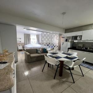 Belém NovoSTUDIO 201 | WIFI 600MB | RESIDENCIAL JC, um lugar para ficar.的配有桌椅的厨房和客厅