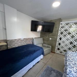 - une chambre avec un lit et une télévision murale dans l'établissement STUDIO 201 | WIFI 600MB | RESIDENCIAL JC, um lugar para ficar., à Belém Novo