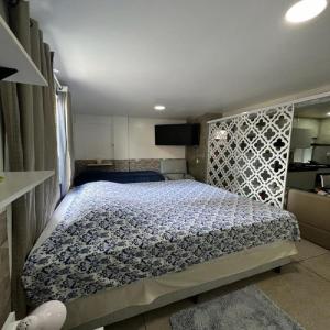 una camera con letto in una stanza con TV di STUDIO 201 | WIFI 600MB | RESIDENCIAL JC, um lugar para ficar. a Belém Novo