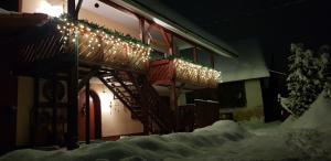 Zajček Apartma في موجسترانا: مبنى عليه انوار عيد الميلاد