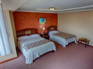 A bed or beds in a room at Hotel Rio Piedra