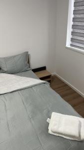 ein Bett mit einer weißen Decke auf einem Zimmer in der Unterkunft Residence Unique in Râșnov