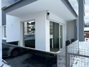 ein Haus mit einem Balkon mit einem Auto im Fenster in der Unterkunft Residence Unique in Râșnov