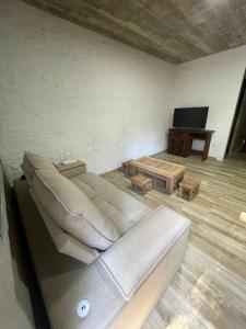 uma sala de estar com um sofá e uma mesa em Casa en Maldonado em Maldonado