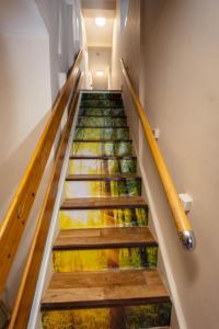 una rampa di scale con vernice verde e gialla di Airstaybnb a Manchester
