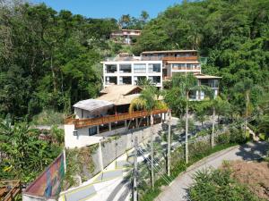 ein Gebäude an der Seite eines Hügels mit Bäumen in der Unterkunft Eco Baepi Residence in Ilhabela