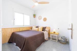 a bedroom with a bed and a window at Privilegiado-Tarragona-50mPlaya-WIFI-Pool-Relax8 in Tarragona +41 photos